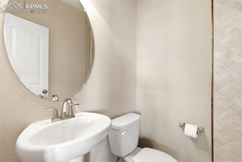 Image 36 of 50: Bathroom