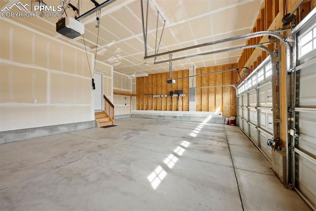 Image 43 of 50: Garage