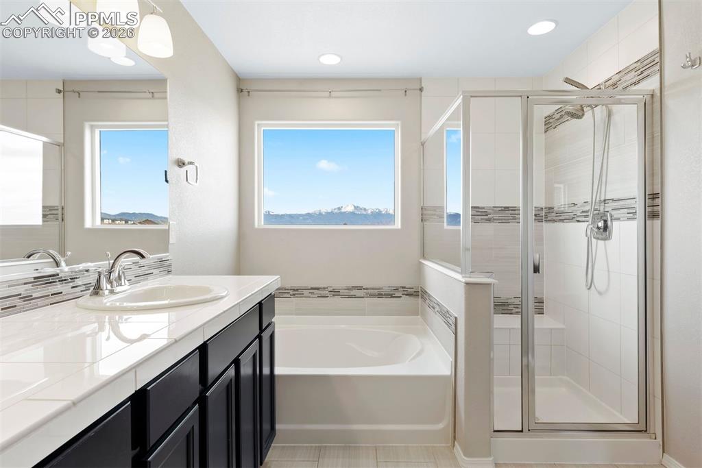 Image 8 of 50: Bathroom