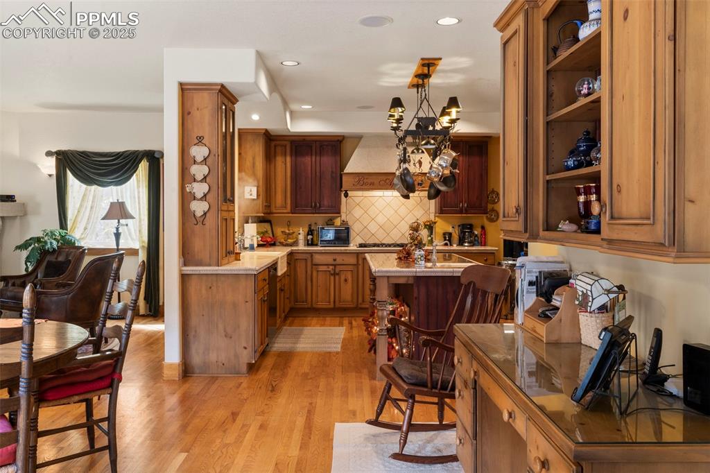 Image 10 of 41: Kitchen