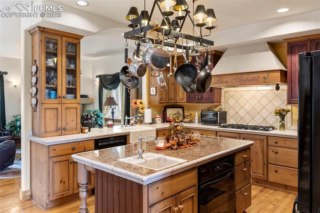 Image 12 of 41: Kitchen