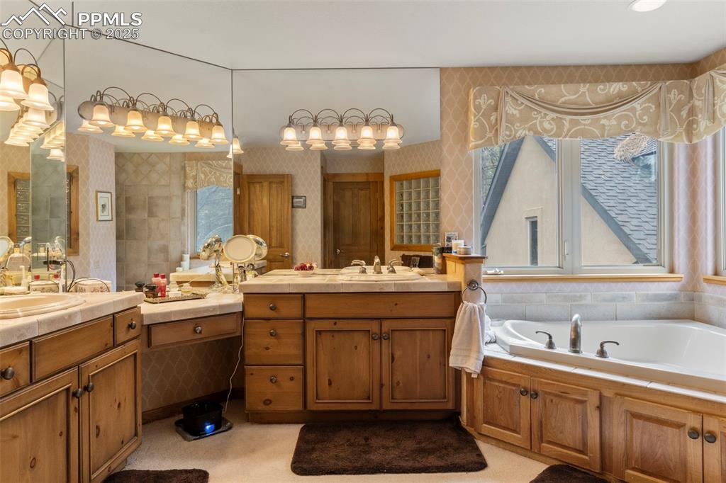 Image 18 of 41: Bathroom