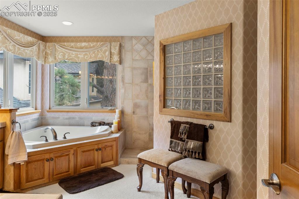 Image 19 of 41: Bathroom