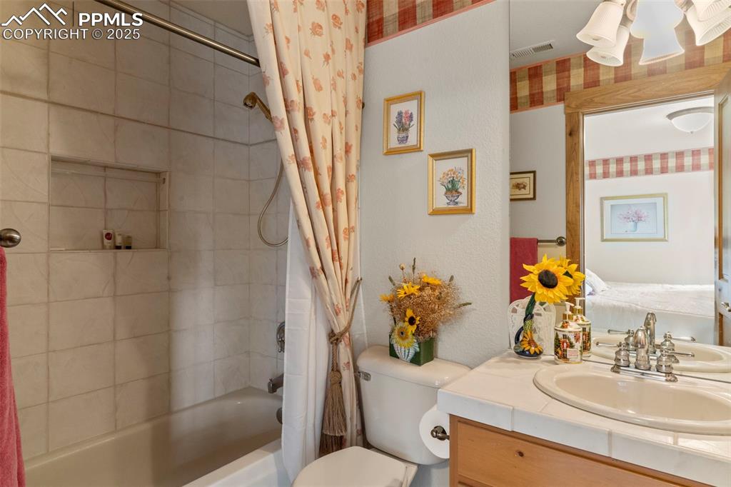 Image 21 of 41: Bathroom