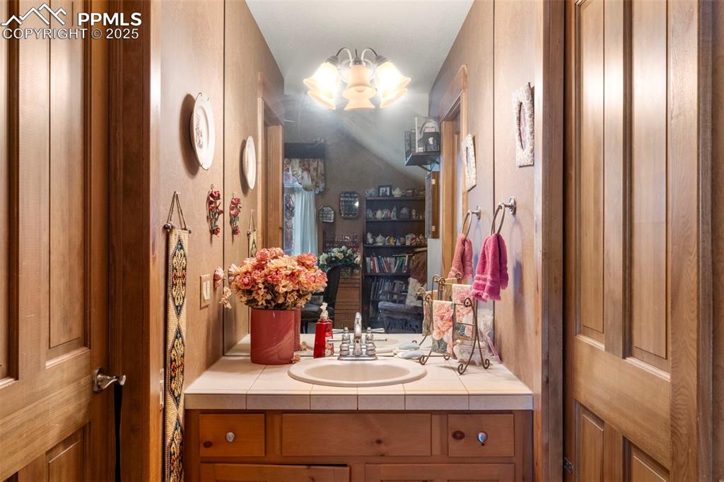 Image 23 of 41: Bathroom