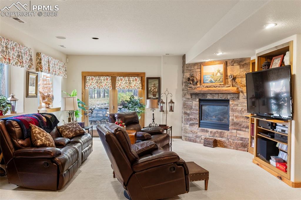 Image 24 of 41: Living Room