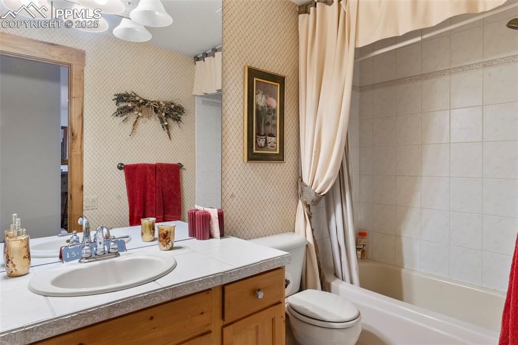 Image 29 of 41: Bathroom