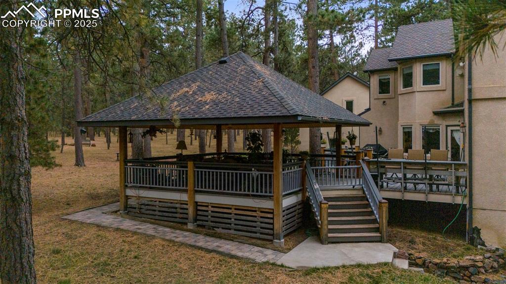 Image 31 of 41: Deck