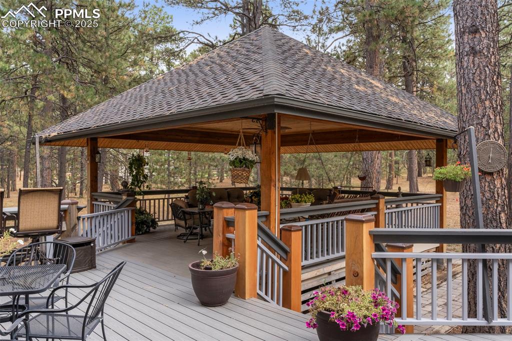 Image 32 of 41: Deck