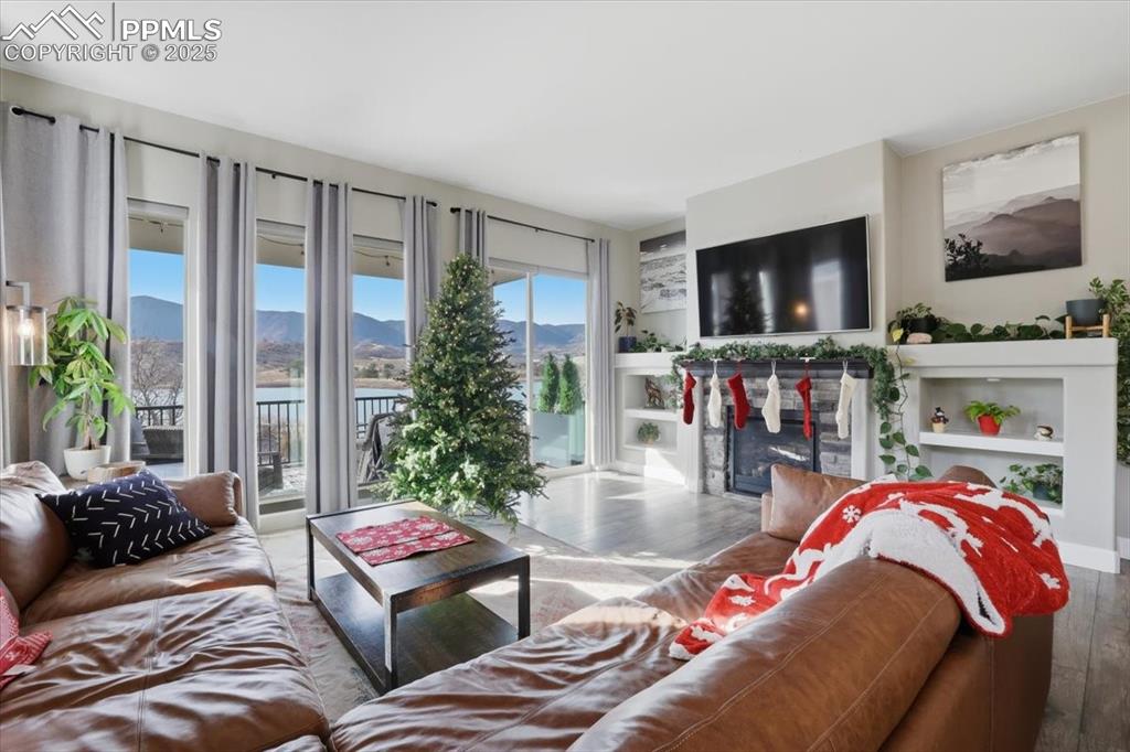 Image 7 of 31: Living Room