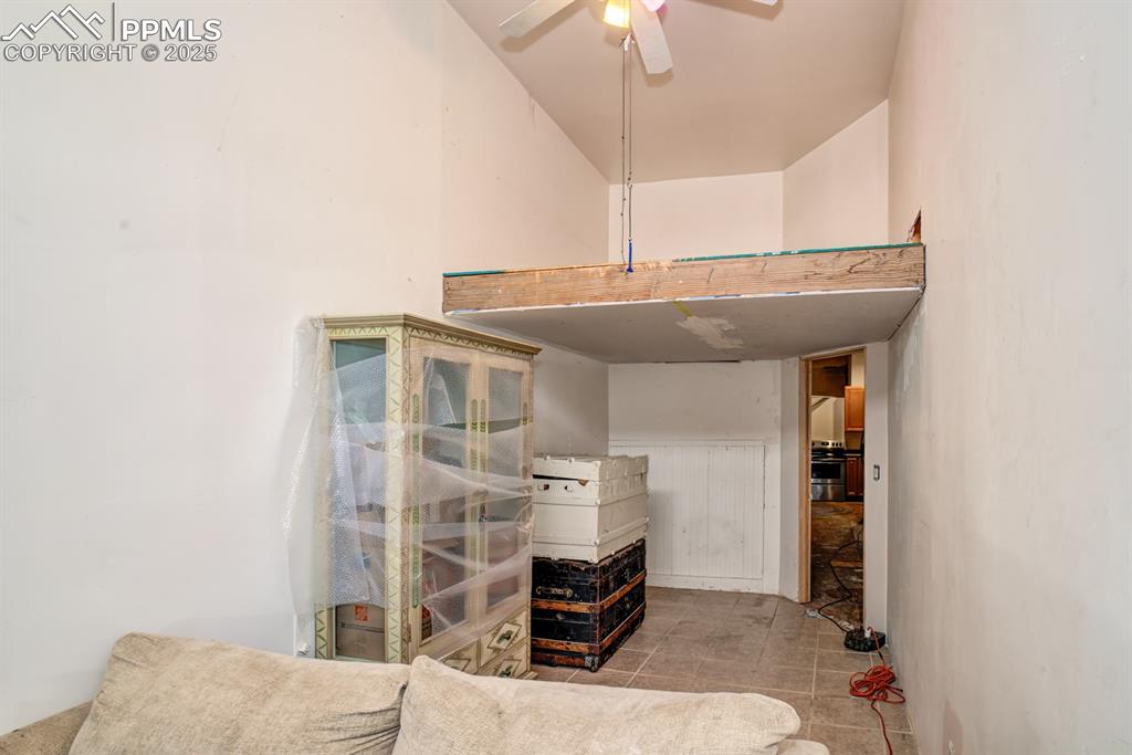Image 11 of 17: Loft storage in front room