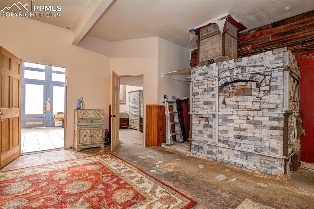 Image 5 of 17: Living quarters behind storefront