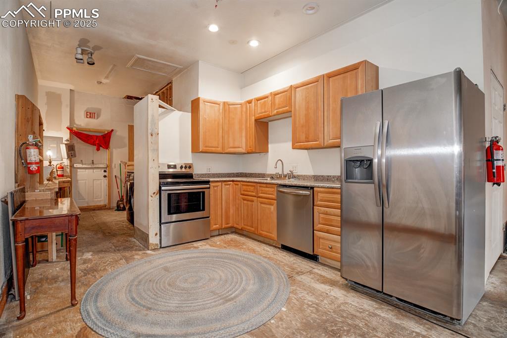 Image 8 of 17: Kitchen