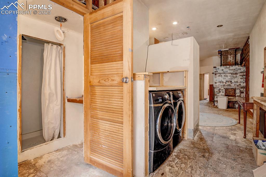Image 9 of 17: Laundry area