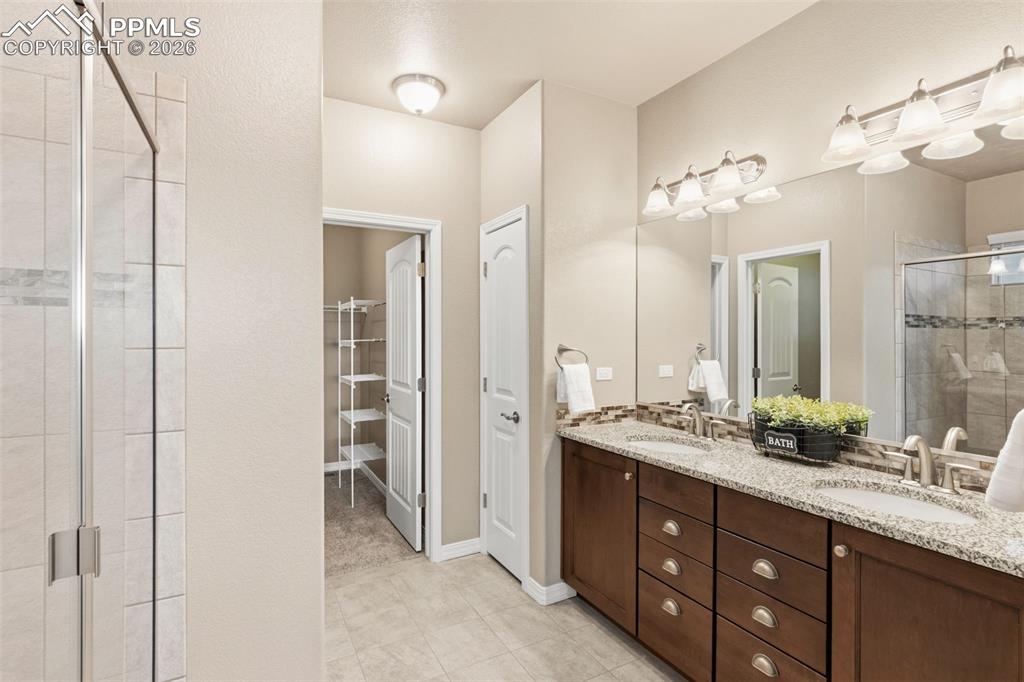 Image 21 of 43: Granite countertops and walk-in closet.