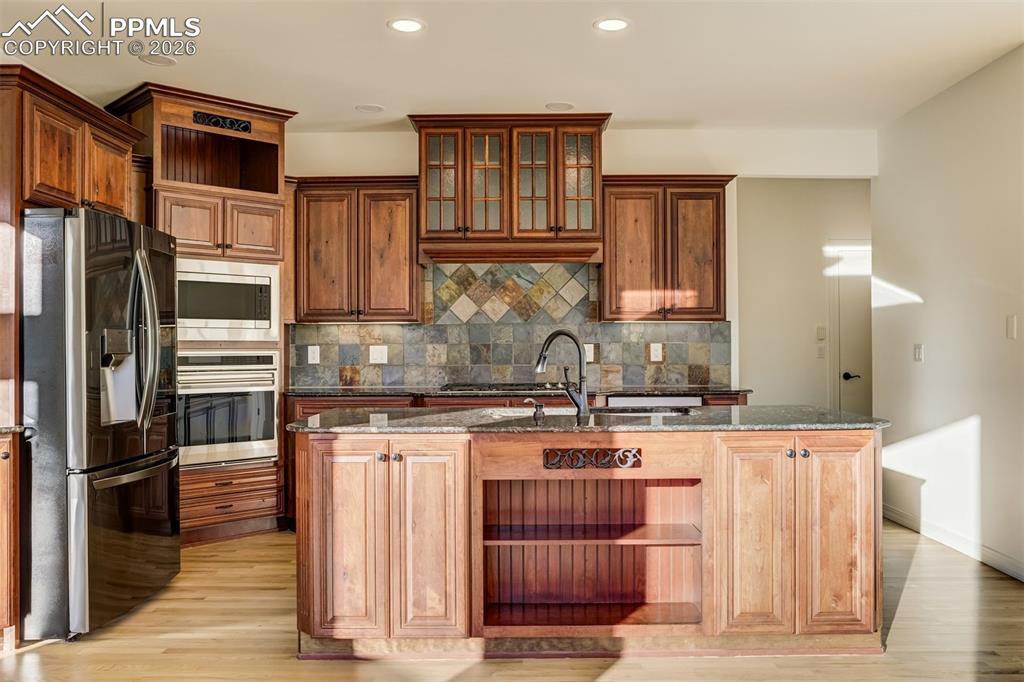 Image 12 of 50: Kitchen