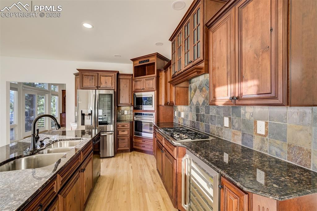 Image 13 of 50: Kitchen