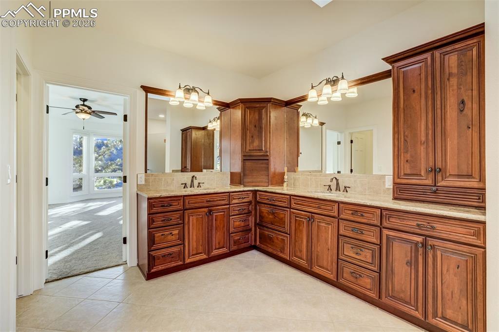 Image 18 of 50: Bathroom