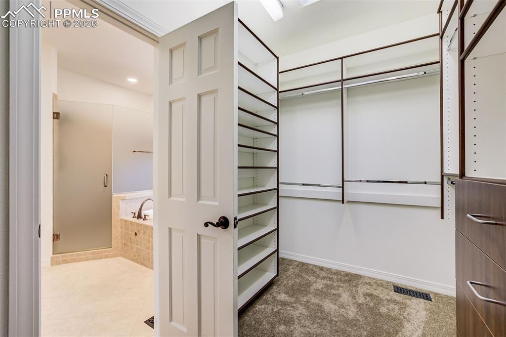 Image 19 of 50: Bathroom