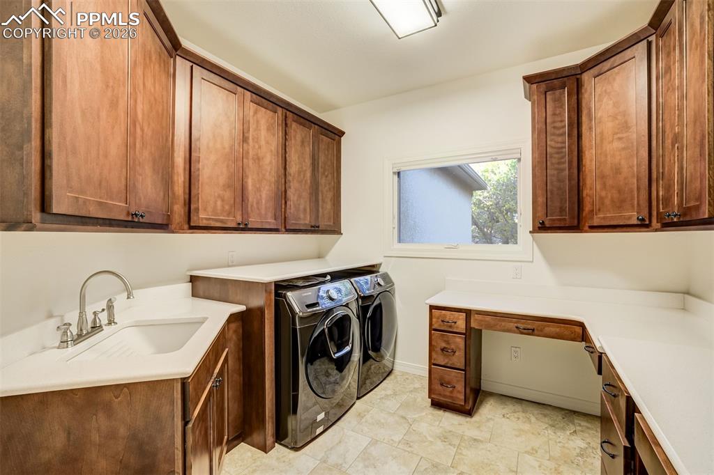 Image 23 of 50: Bathroom