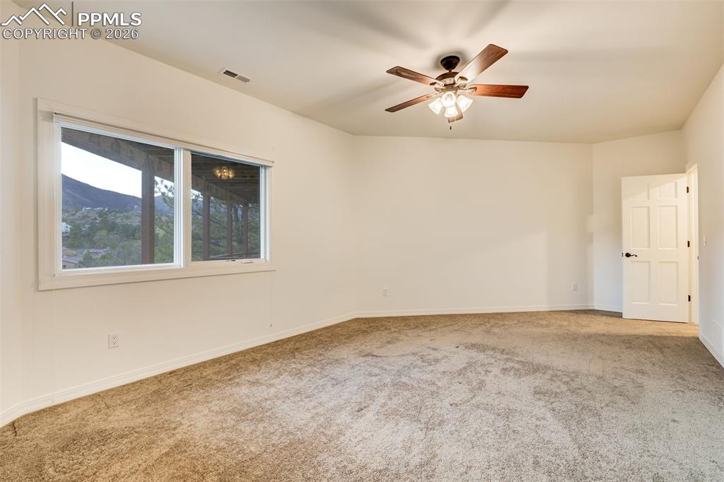 Image 31 of 50: Bedroom