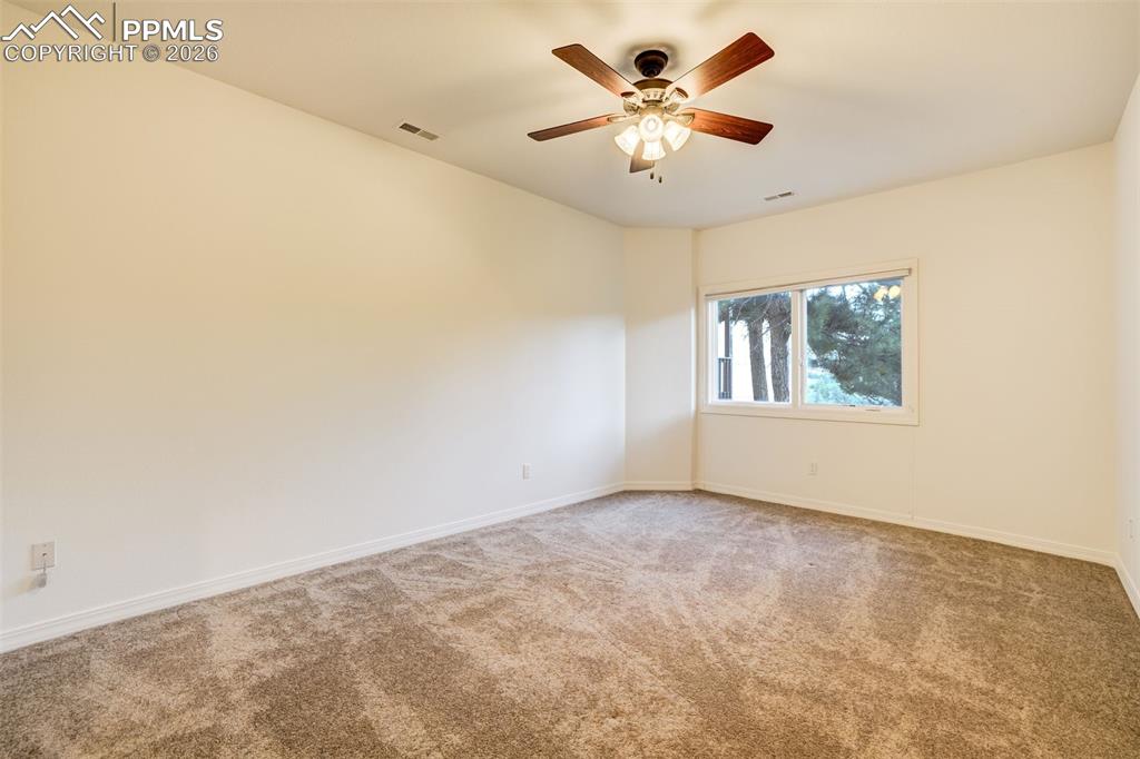 Image 33 of 50: Office