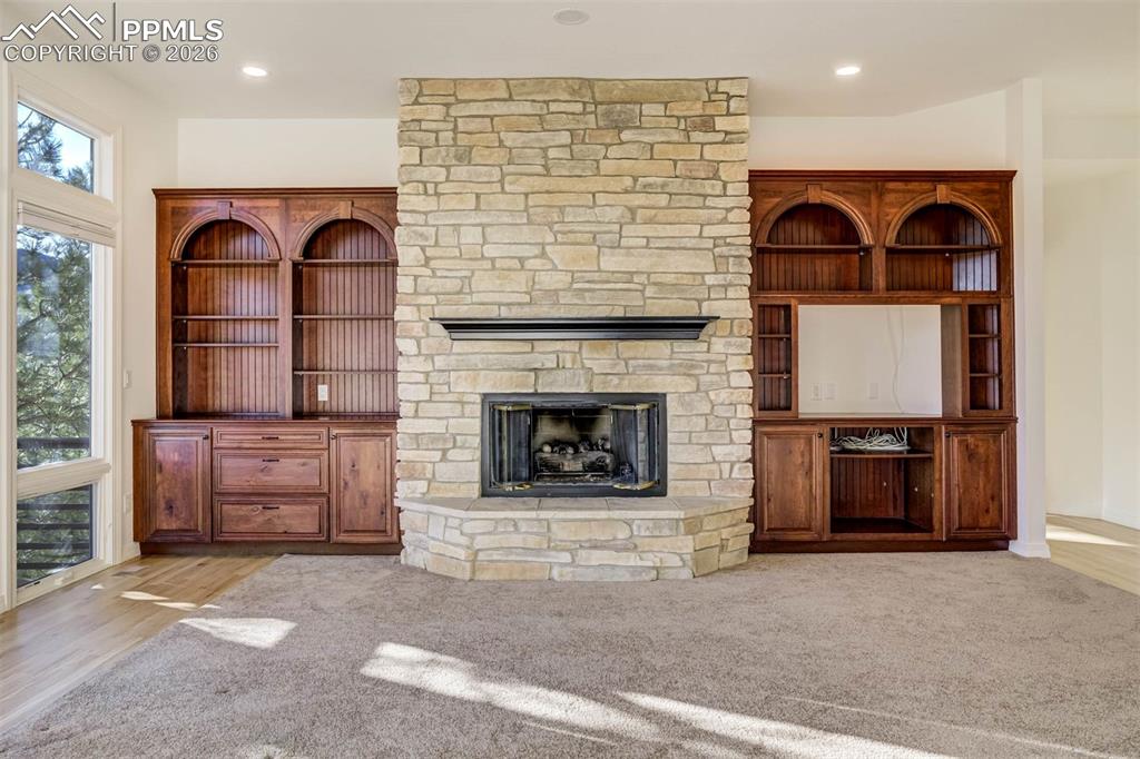 Image 43 of 50: Living Room