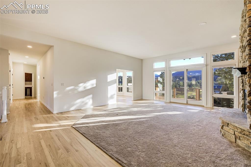 Image 45 of 50: Living Room