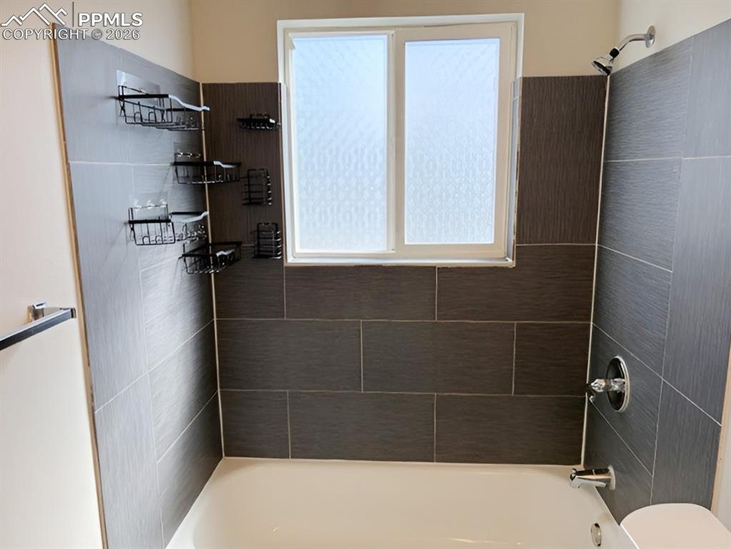 Image 15 of 31: Bathroom