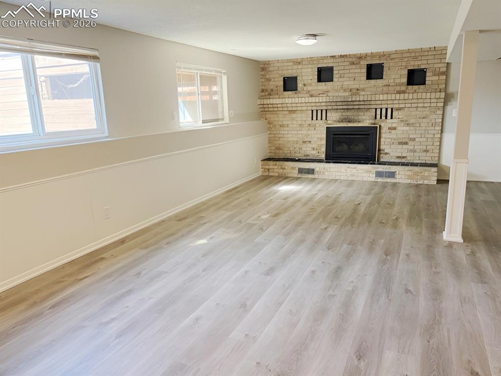 Image 21 of 31: Living Room