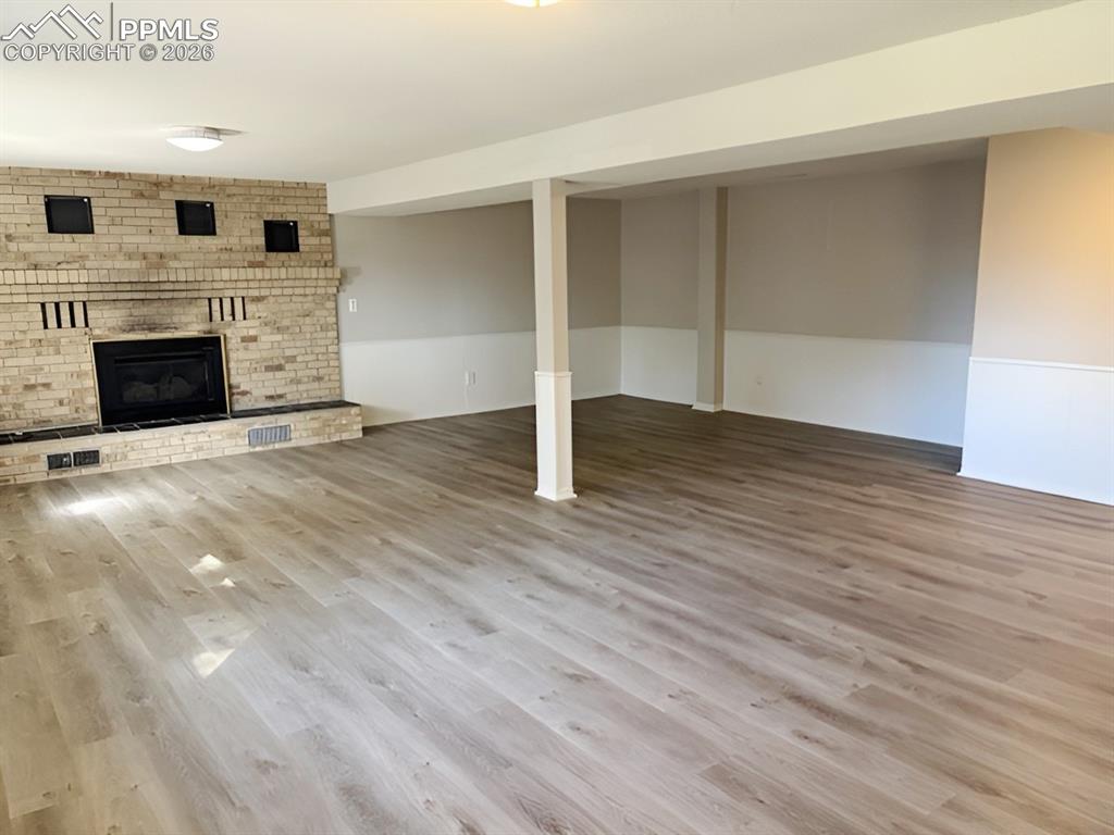 Image 23 of 31: Living Room