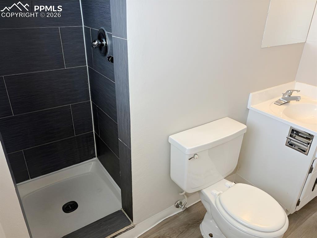 Image 24 of 31: Bathroom