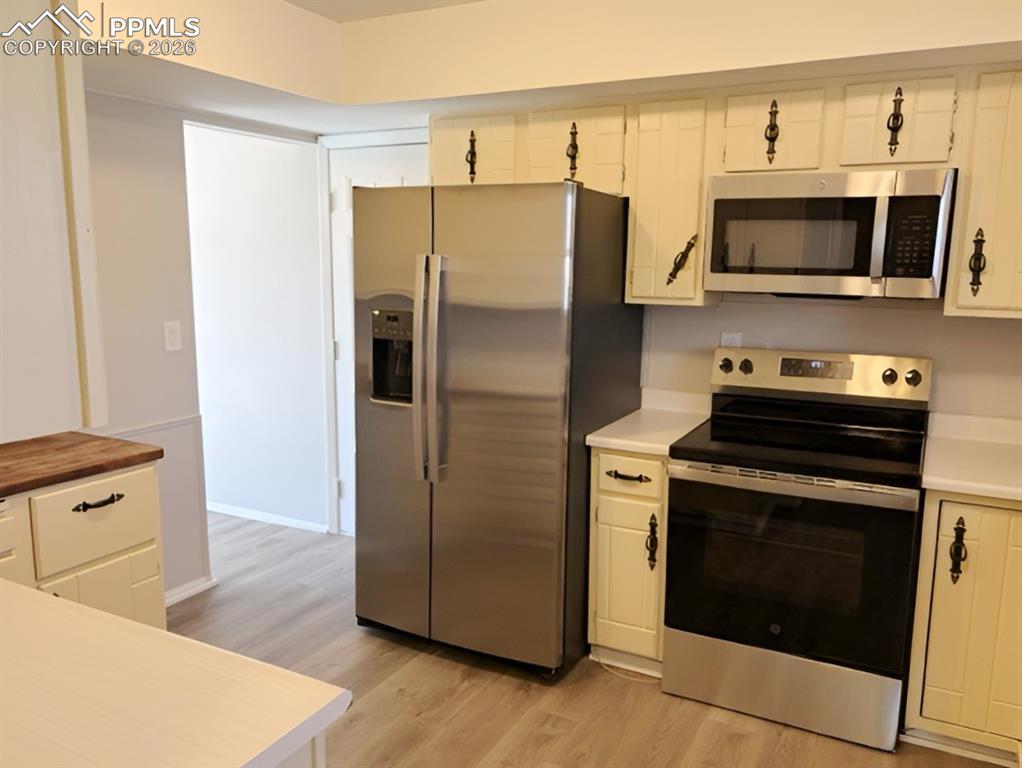 Image 9 of 31: Kitchen