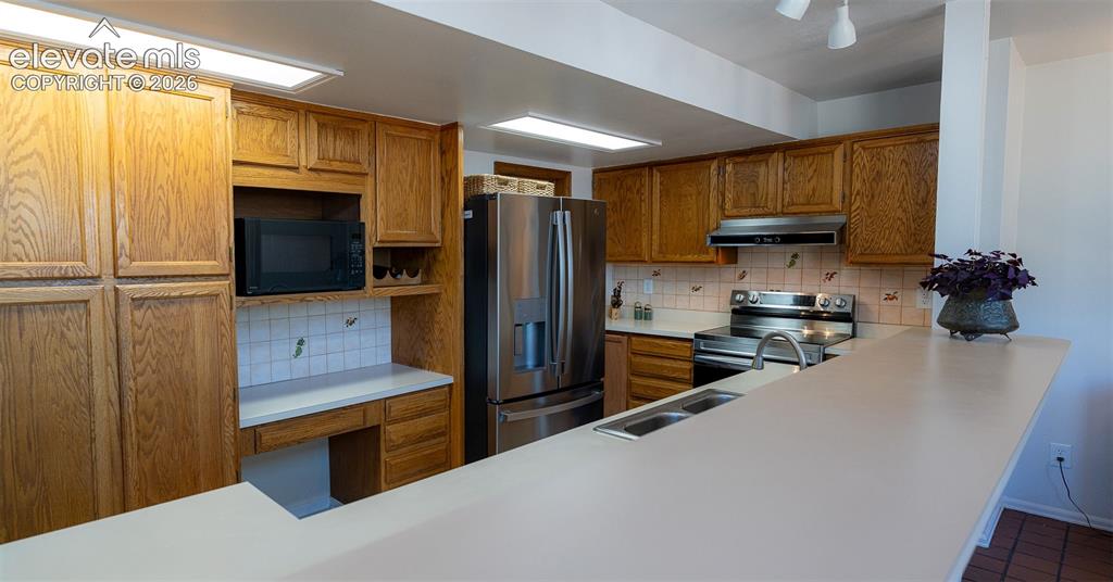 Image 10 of 38: Kitchen