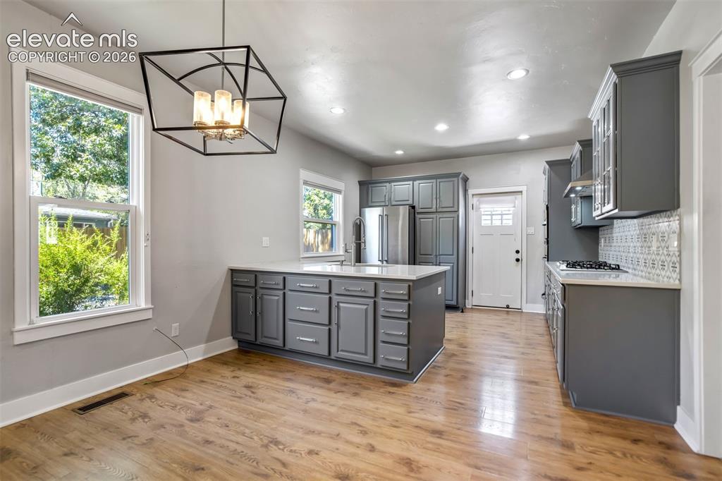 Image 11 of 50: Kitchen