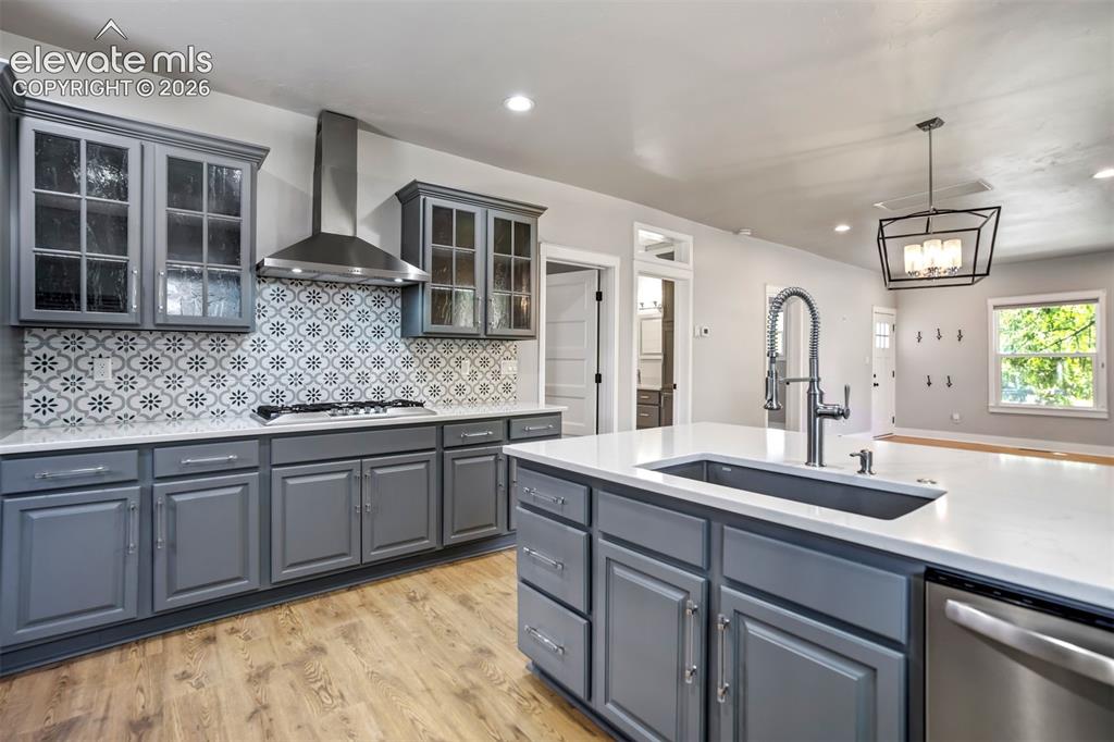 Image 14 of 50: Kitchen
