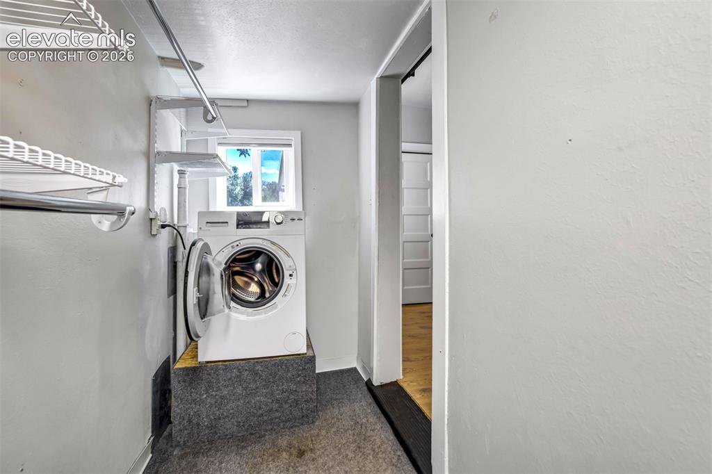 Image 21 of 50: Laundry room