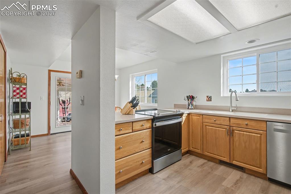 Image 16 of 50: Kitchen