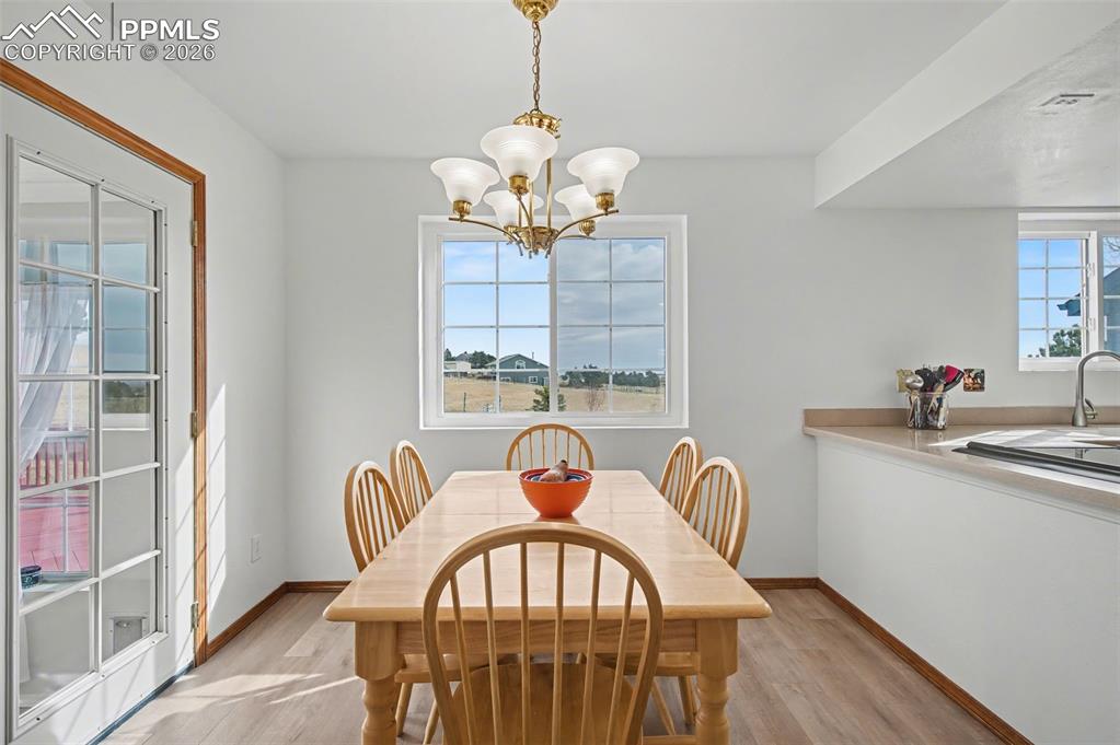 Image 21 of 50: Dining Area