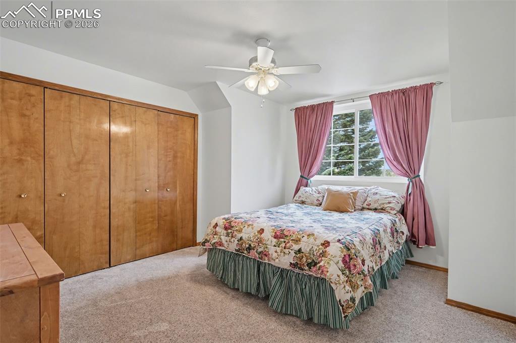 Image 28 of 50: Bedroom