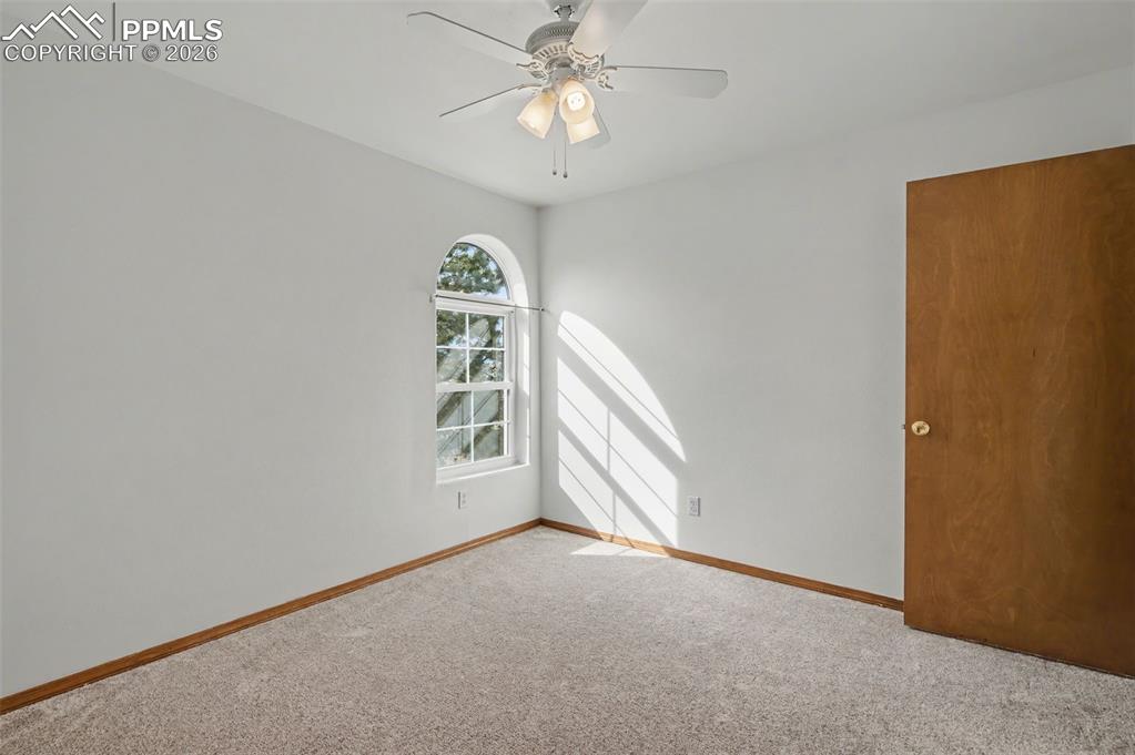 Image 30 of 50: Bedroom