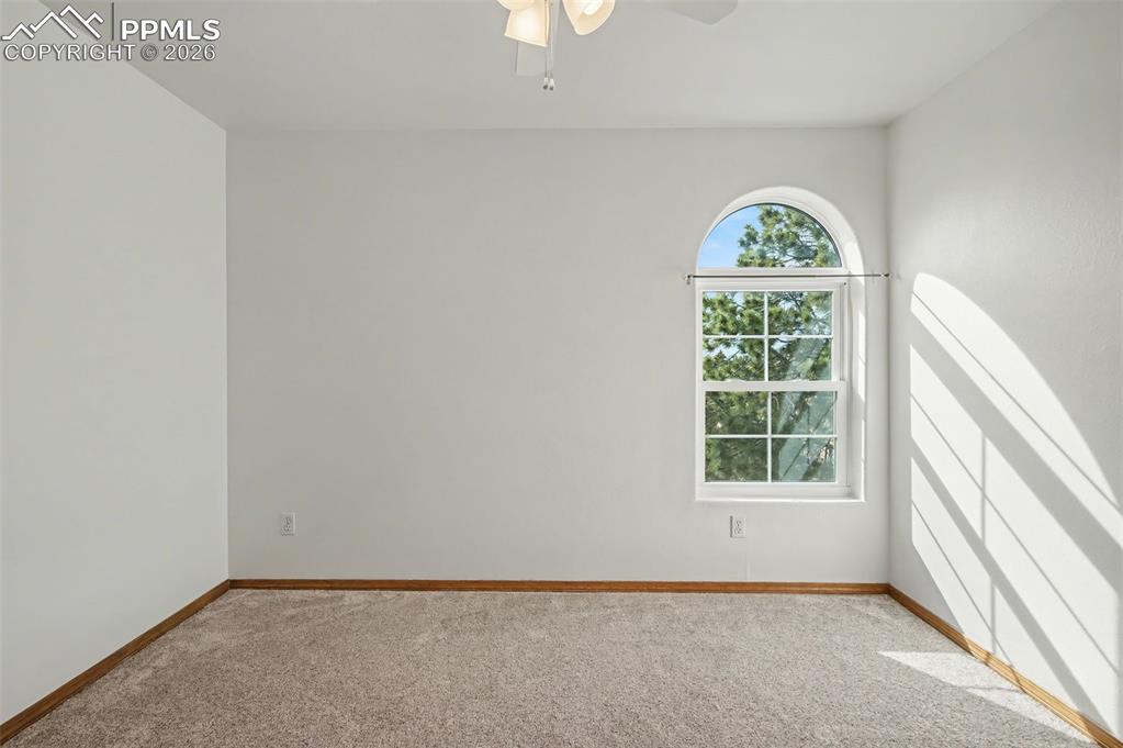 Image 31 of 50: Bedroom