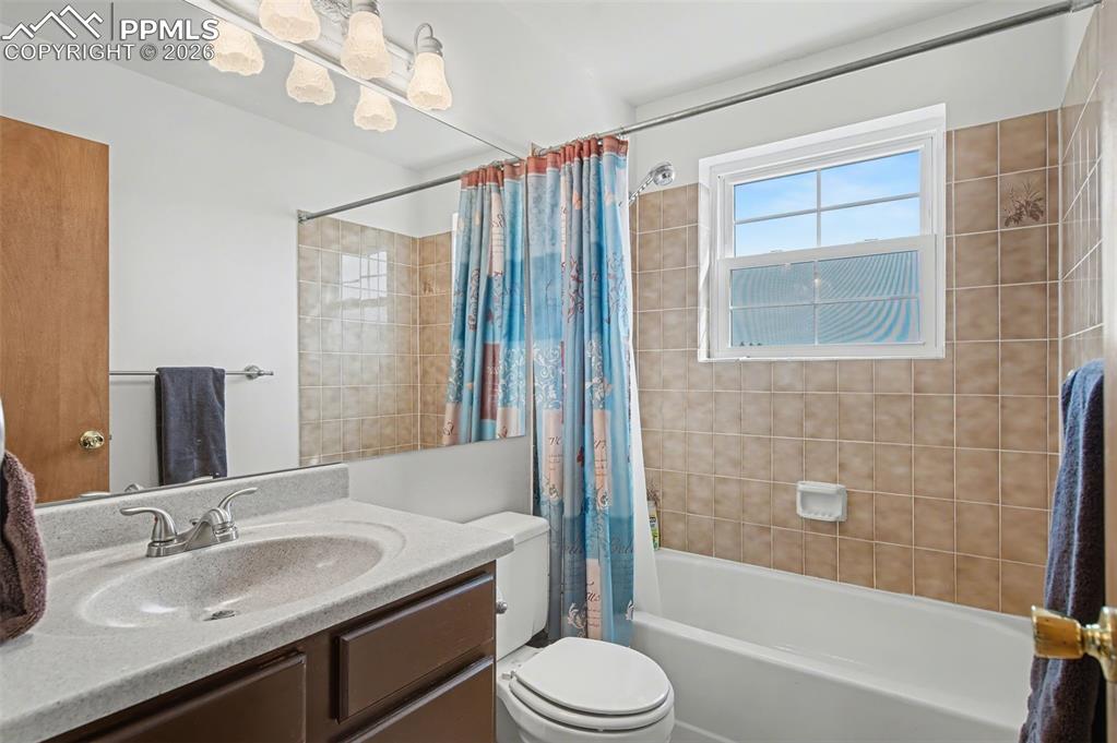 Image 32 of 50: Bathroom