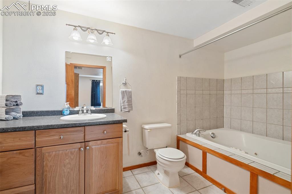 Image 36 of 50: Bathroom