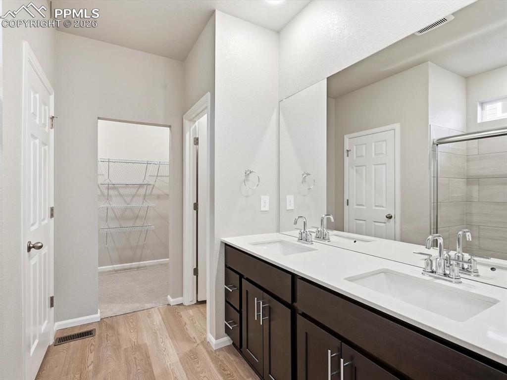 Image 12 of 22: Bathroom