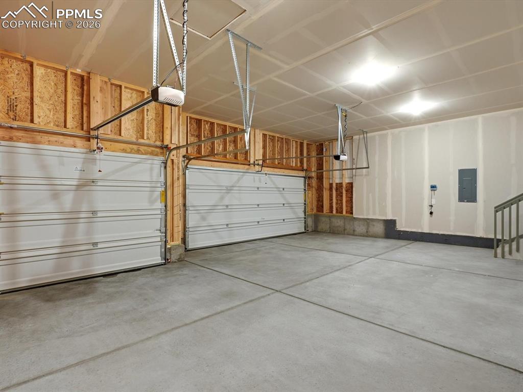 Image 18 of 22: Garage