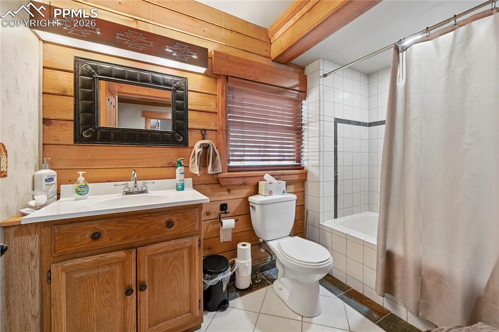 Image 22 of 43: The main floor full bathroom is just outside the two main level bedrooms
