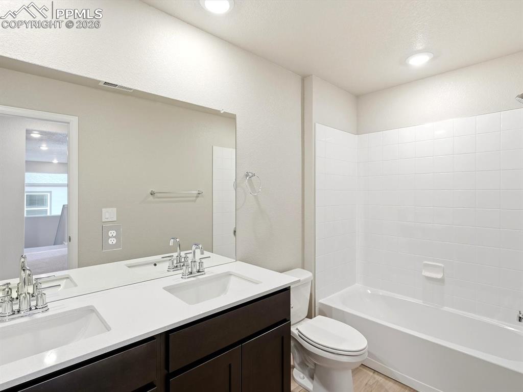 Image 22 of 29: Bathroom