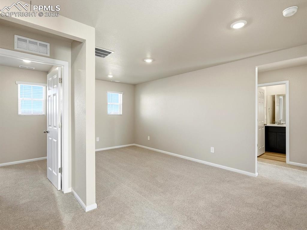 Image 25 of 29: Bedroom