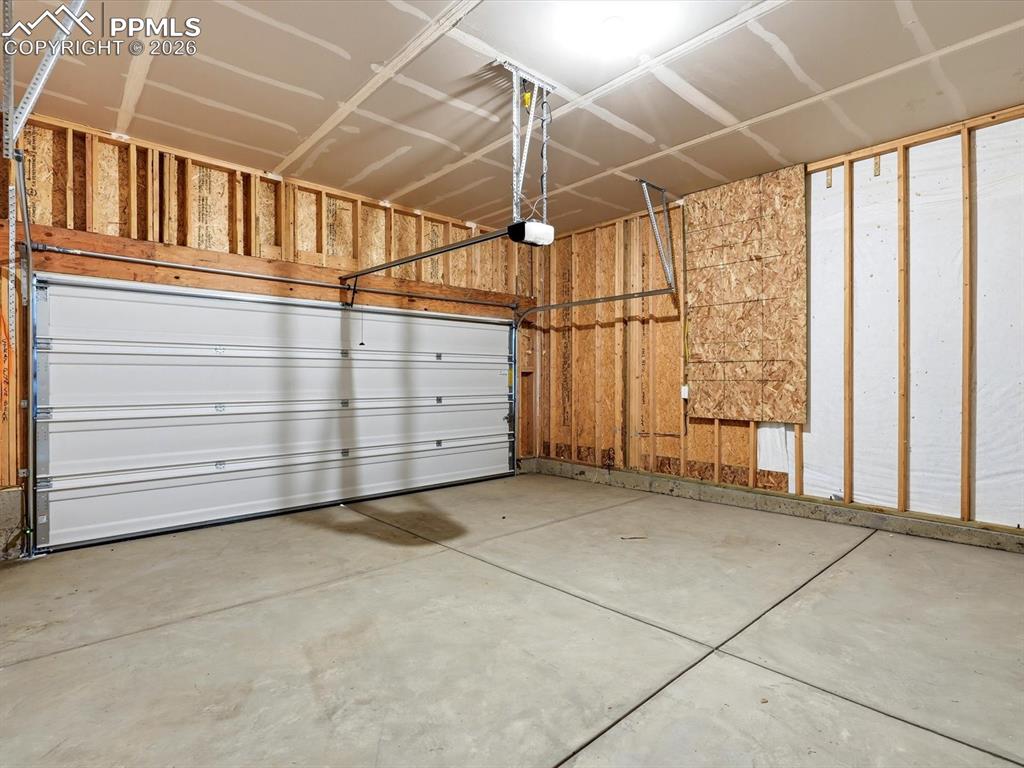 Image 27 of 29: Garage